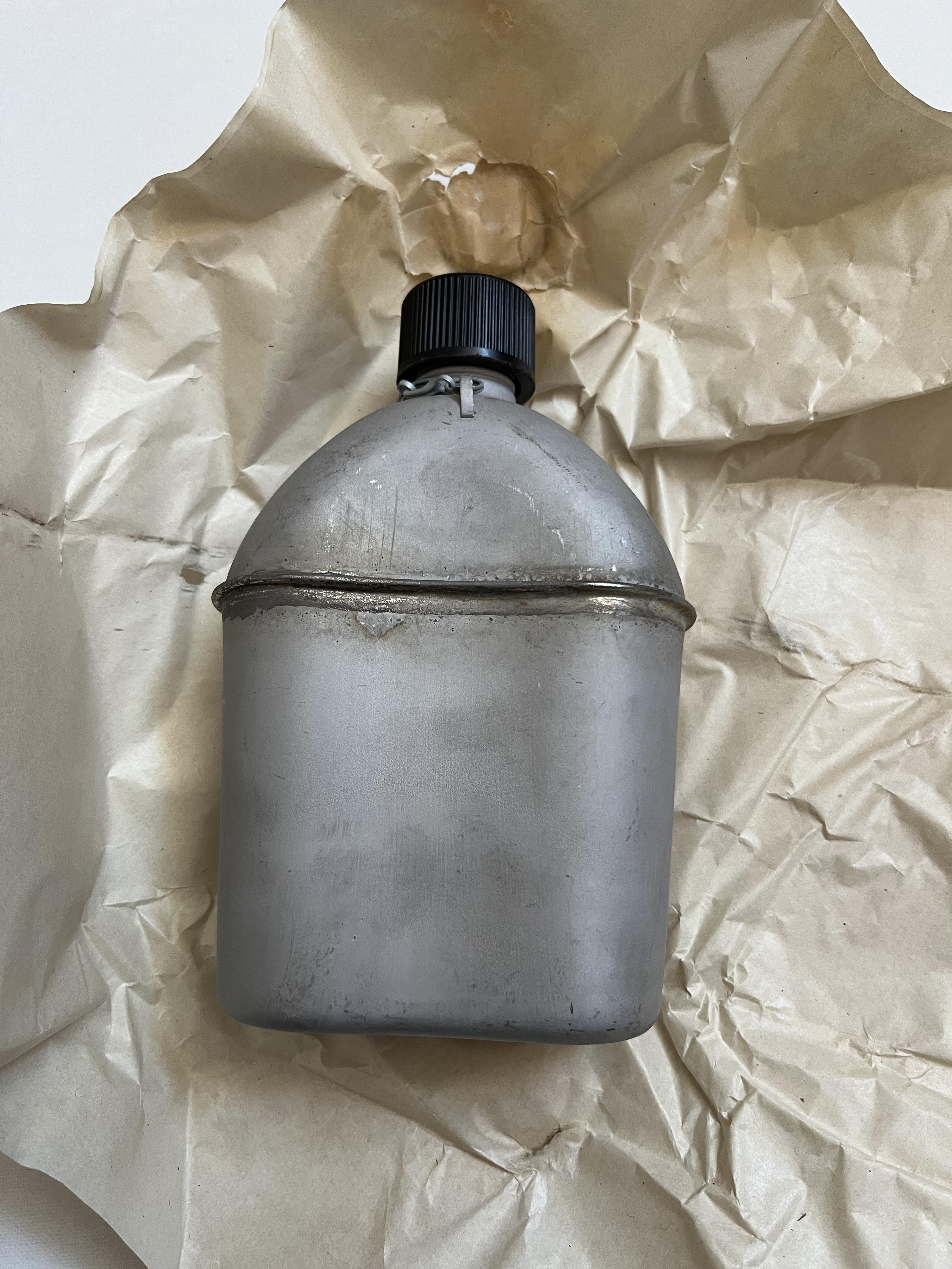 ORIGINAL US WORLD WAR 2 ERA CANTEEN DATED 1945